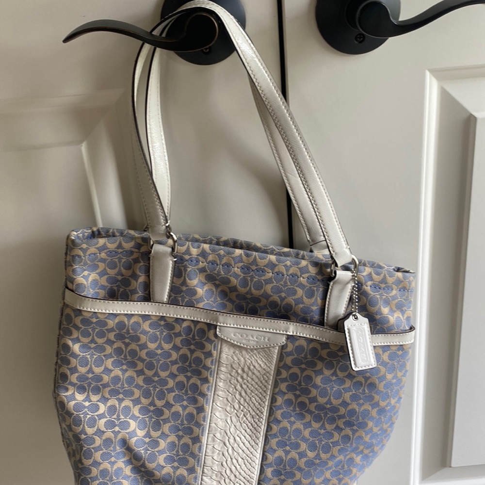 Coach bag, this is used but in good condishion , has a few marks on the inside